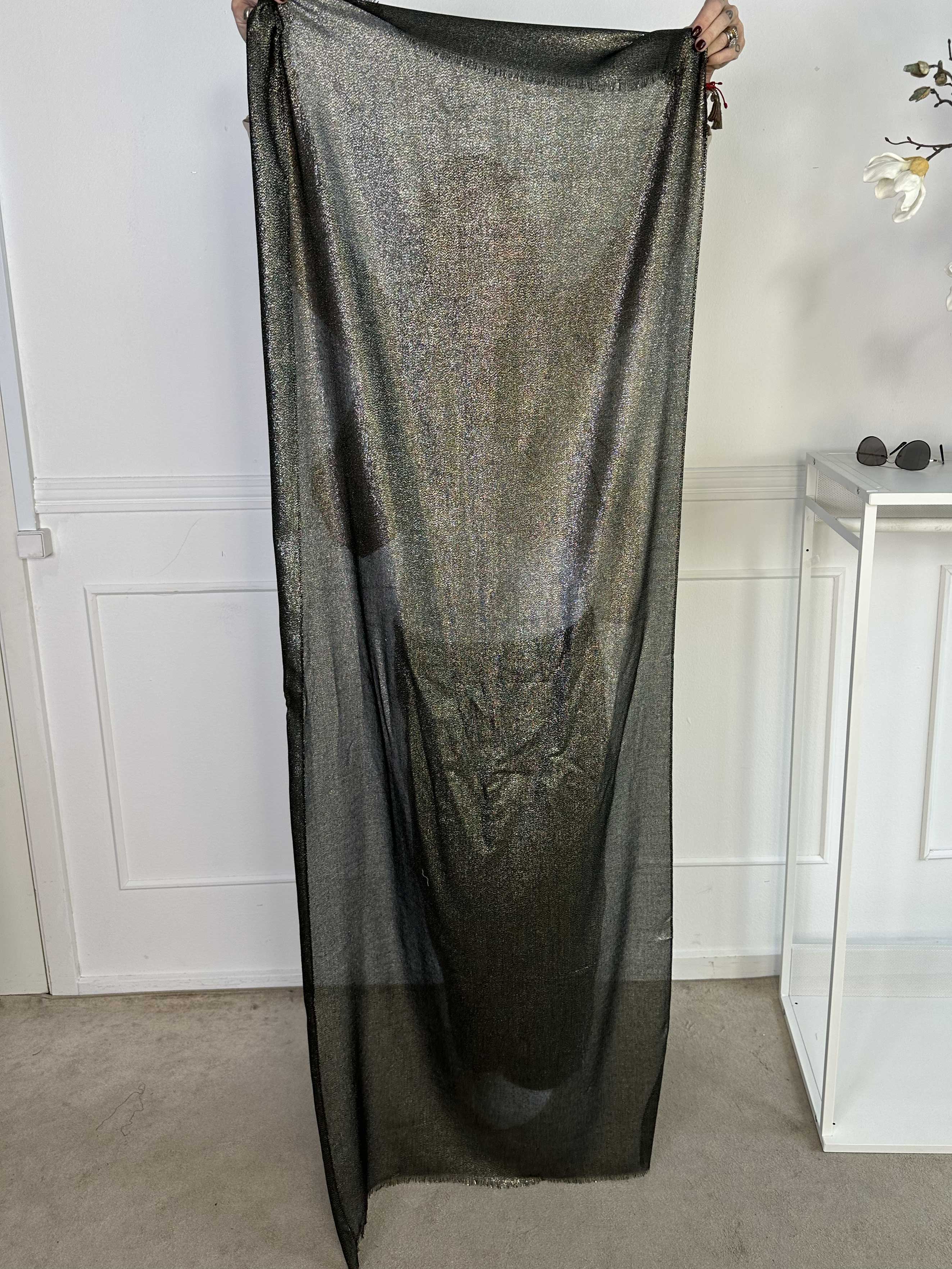 Emelia - Ljus scarf med glittertrådar